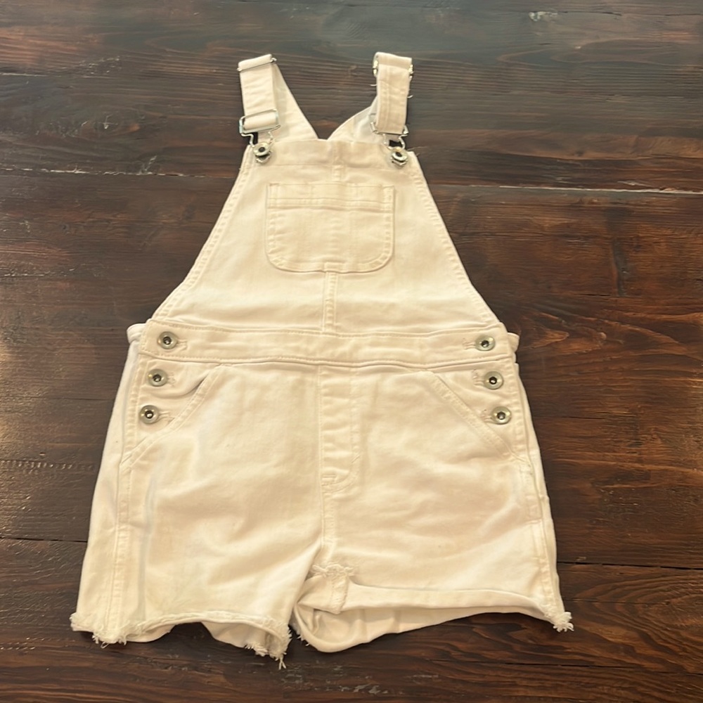 Vineyard vines, white size 7 girls overall Jean shorts